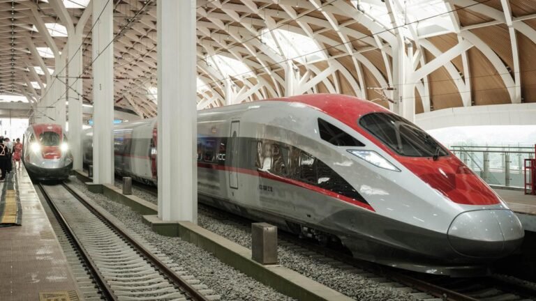 021588300_1696237540-20231002-Tampilan_Kereta_Cepat-AFP_6.jpg