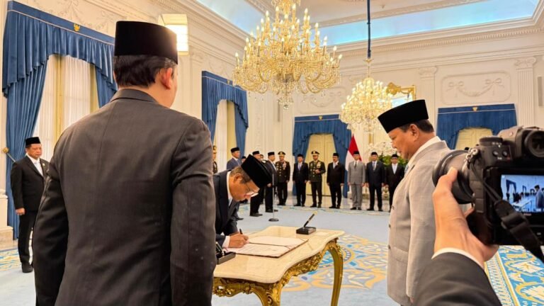 040879000_1762514155-Prabowo_saat_melantik_komisi_reformasi_polri.jpg
