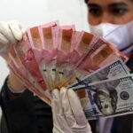 079976700_1609328703-20201230-Rupiah-Ditutup-Menguat-4.jpg