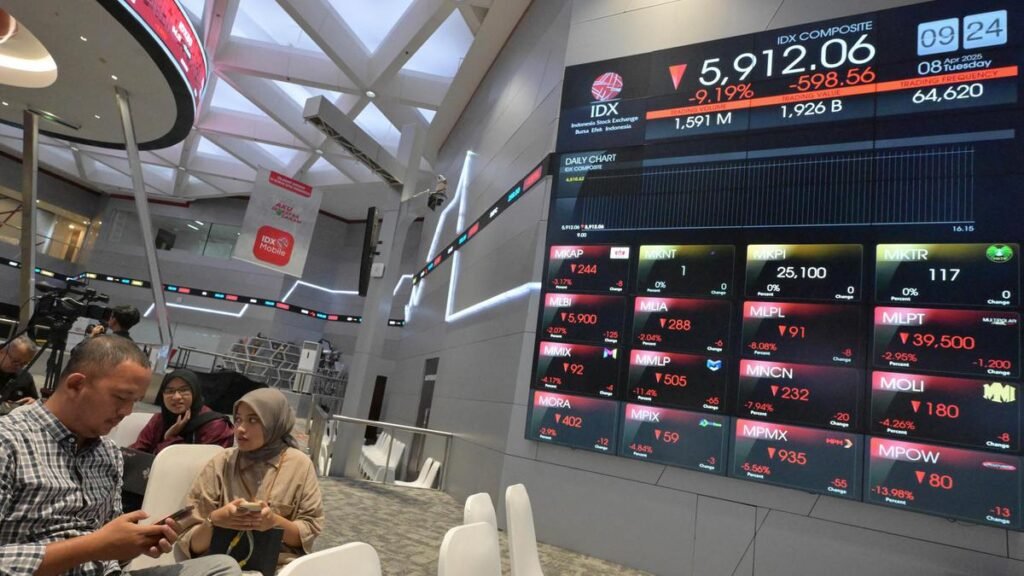 081278300_1744088912-20250408-Perdagangan_Saham-AFP_3.jpg