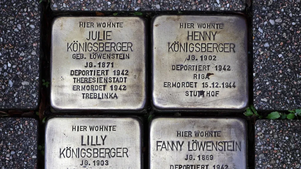 09-112025-deutschland-nrw-geschichte-nationalsozialismus-holocaust-stolpersteine-auf-einem-gehweg-in.webp