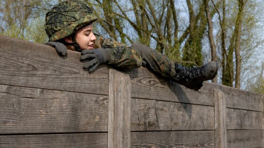 12-bundeswehrsoldatin-bei-ausbildung-f9e07ef7c3c75c69.jpg