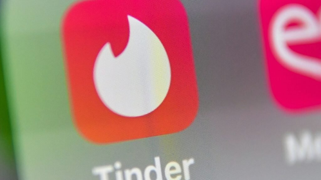 14-tinderlogo-auf-smartphone-35745f0b0f1ea17f.jpg