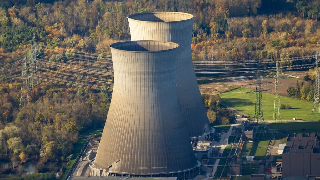 1763272563_Abgeschaltetes-Atomkraftwerk-Gundremmingen-Am-25-10-2025-sollen-die-beiden-Kuehltuerme-gesprengt-wer.jpeg
