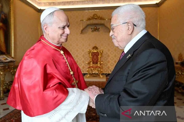 2025-11-06T120002Z_1961323587_RC2WQHAFB22R_RTRMADP_3_ISRAEL-PALESTINIANS-POPE-ABBAS.jpg