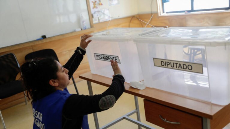2025-11-15T191306Z-429451166-RC21XHALEZKS-RTRMADP-3-CHILE-ELECTION.jpg
