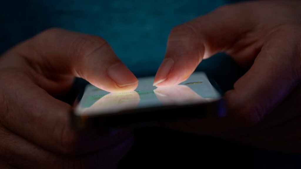 27-02-2025-Thema-Smartphone-Nutzung-Frau-tippt-auf-einem-Apple-iPhone13-Smartphone-Screen-SMS-Das-Bi.jpeg
