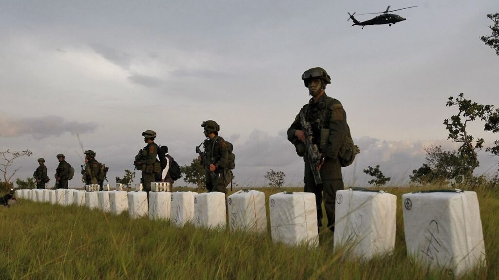 ARCHIV-Kolumbianische-Polizisten-bewachen-beschlagnahmte-Kokainpakete-in-Guaracu-Kolumbien-Archivfot.jpeg