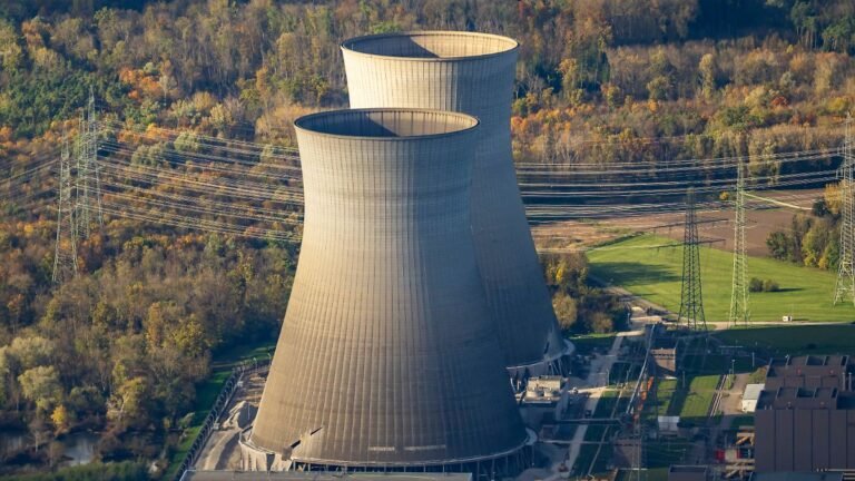 Abgeschaltetes-Atomkraftwerk-Gundremmingen-Am-25-10-2025-sollen-die-beiden-Kuehltuerme-gesprengt-wer.jpeg