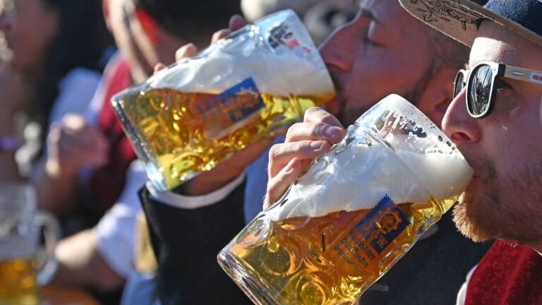 Bierausschank-in-der-Augustiner-Festhalle-auf-dem-190-Oktoberfest-2025-auf-der-Theresienwiese-Muench.jpeg