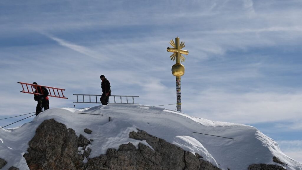 Die-im-Tal-restaurierten-Strahlen-des-Gipfelkreuzes-der-Zugspitze-wurden-von-Mitarbeitern-wieder-am.jpeg