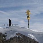 Die-im-Tal-restaurierten-Strahlen-des-Gipfelkreuzes-der-Zugspitze-wurden-von-Mitarbeitern-wieder-am.jpeg