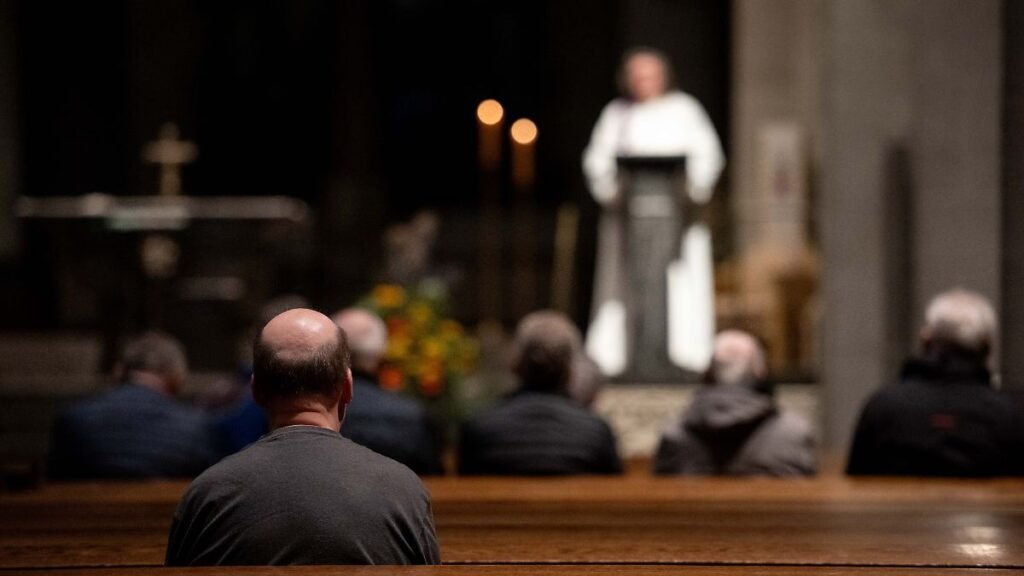 Ein-Mann-sitzt-waehrend-des-Gedenkgottesdienstes-in-der-Kirche-Fuer-Menschen-die-in-Essen-von-Amts-w.jpeg