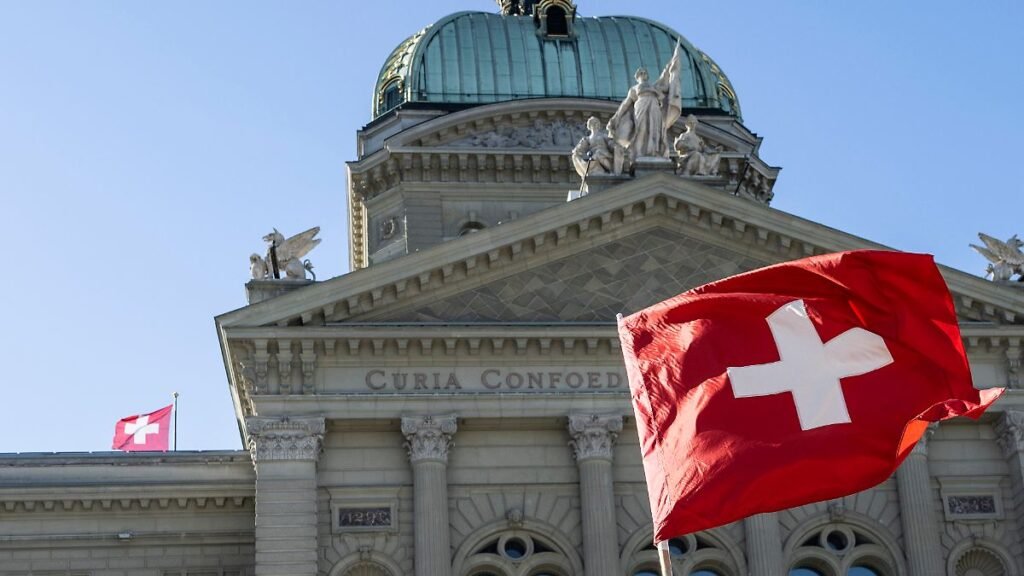 Eine-Schweizer-Fahne-vor-dem-Bundeshaus-an-der-Sichlete-auf-dem-Bundesplatz-am-Montag-15-September-2.jpeg