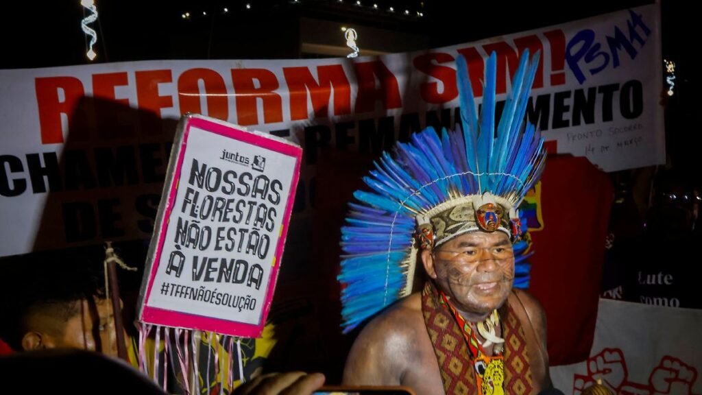Hunderte-Indigene-hatten-zunaechst-friedlich-protestiert.jpg