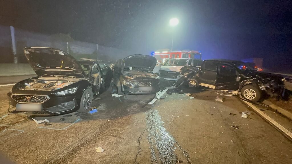 Mehrere-Fahrzeuge-stehen-ineinander-verkeilt-an-der-Unfallstelle-auf-der-Autobahn-3-zwischen-Niedern.jpeg