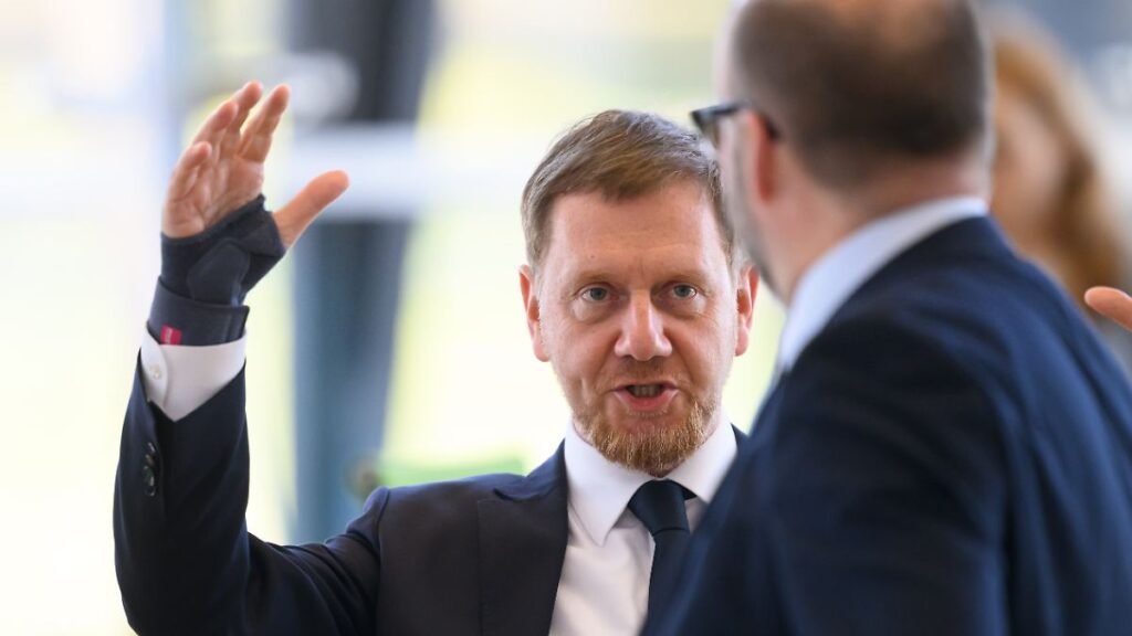 Michael-Kretschmer-CDU-Ministerpraesident-von-Sachsen-gestikuliert-vor-Beginn-der-Sitzung-des-Saechs.jpeg
