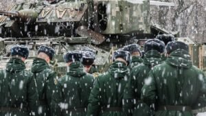Russische-Soldaten-stehen-bei-starkem-Schneefall-vor-einem-Panzer-des-Typs-Bradley-aus-US-amerikanis.jpeg