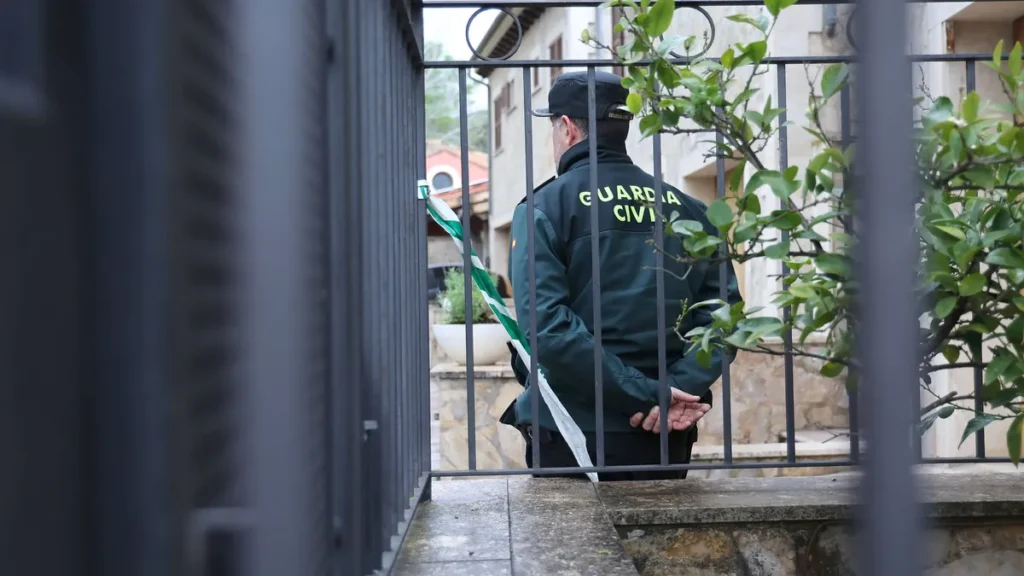 a-woman-is-shot-dead-in-puigpunyent-mallorca-police-officers-at-the-place-where-a-woman-has-been-sho.webp
