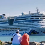 abendstimmung-an-der-warnemuender-ostmole-15-082025-in-warnemuende-laeuft-die-aida-diva-ein-unter-it.webp