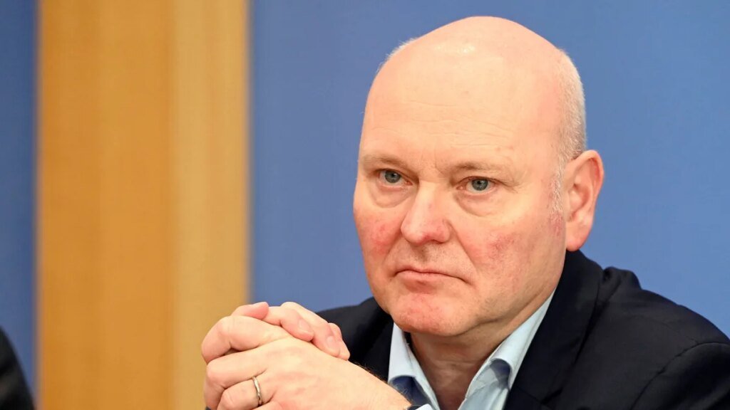 achim-truger-bei-der-bundespressekonferenz-zur-vorstellung-des-jahresgutachtens-2025-26.jpg