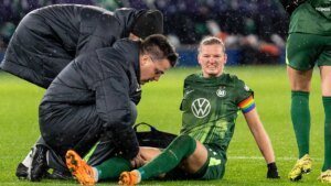 alexandra-popp-die-wolfsburgerin-wurde-auf-dem-platz-behandelt.jpg