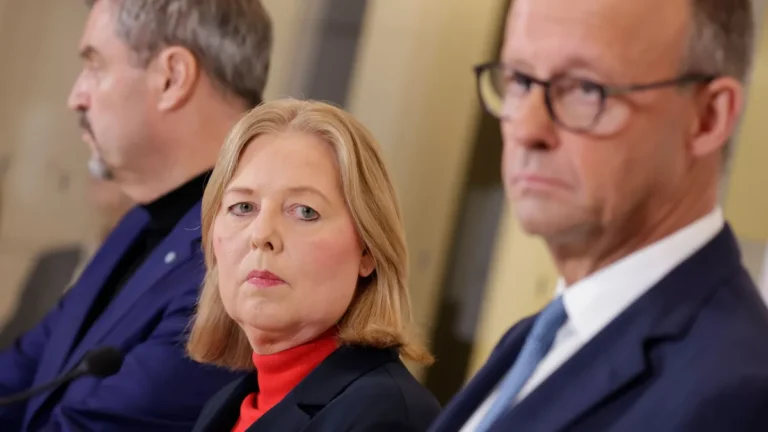 arbeitsministerin-baerbel-bas-spd-und-bundeskanzler-friedrich-merz-cdu-die-spd-will-am-rentenpaket-f.webp