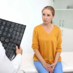 arzt-im-gespraech-mit-einer-patientin-es-gibt-sehr-unterschiedliche-arten-von-hirntumoren.jpg
