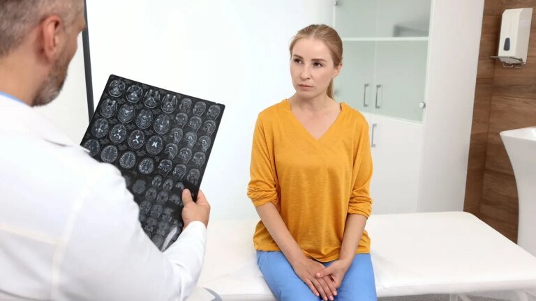 arzt-im-gespraech-mit-einer-patientin-es-gibt-sehr-unterschiedliche-arten-von-hirntumoren.jpg