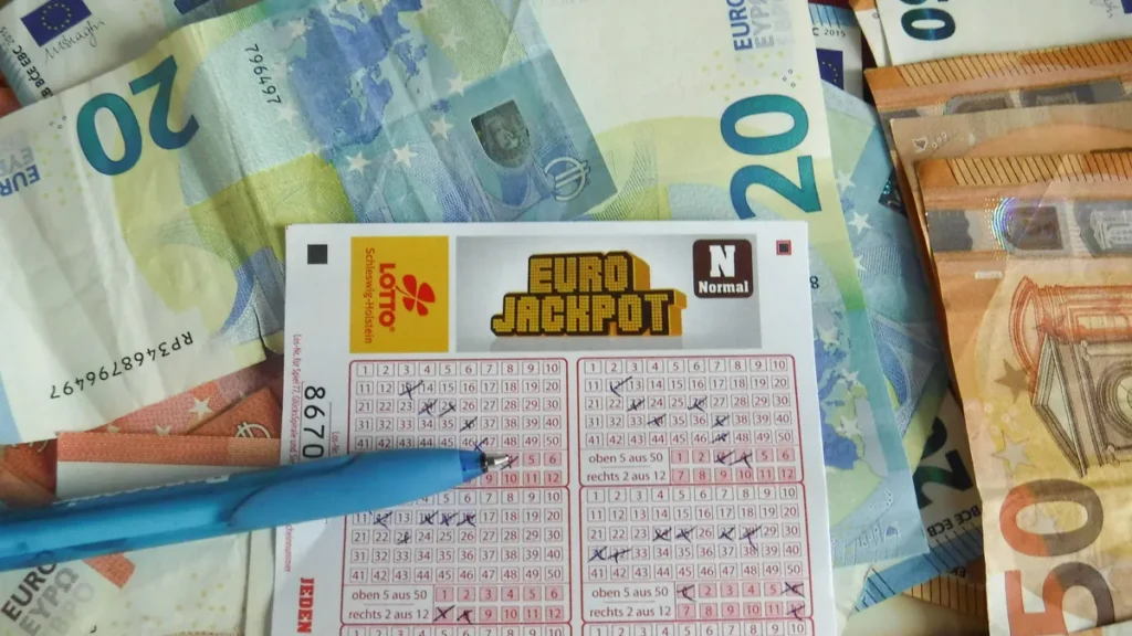 ausgefuellter-lottoschein-mit-geldscheinen-symbolfoto-die-vergangene-eurojackpot-ziehung-brachte-ein.webp