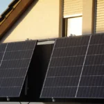balkonkraftwerk-von-einer-dachgeschosswohnung-abendsonne-unterm-dach-dunkelheit-auf-dem-solarmoul-ei.webp