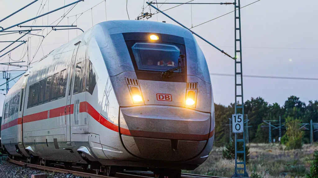 banverkehr-auf-achse-bamberg-nuernberg-fuerth-03-072025-ein-intercity-express-der-deutschen-bahn-vom.webp