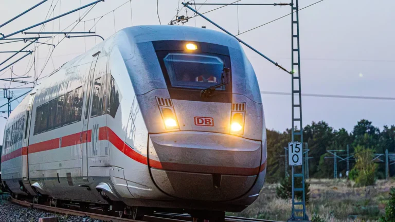 banverkehr-auf-achse-bamberg-nuernberg-fuerth-03-072025-ein-intercity-express-der-deutschen-bahn-vom.webp