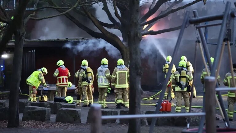 bis-in-die-nacht-loeschen-feuerwehrleute-die-flammen-in-der-grundschule.jpg