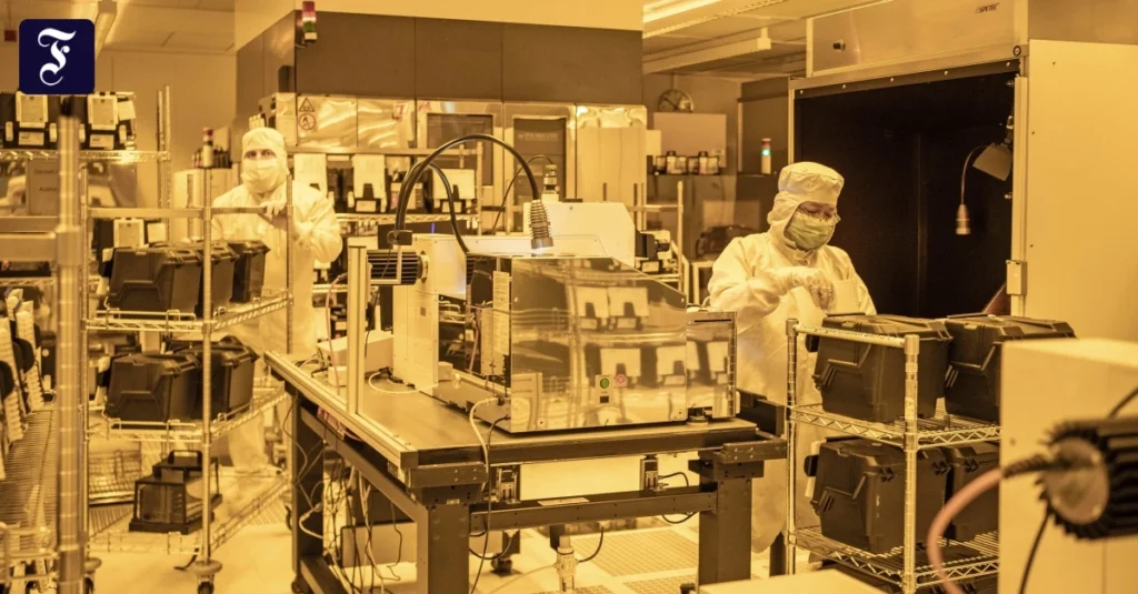 blick-in-den-reinraum-des-chip.jpg.webp.webp