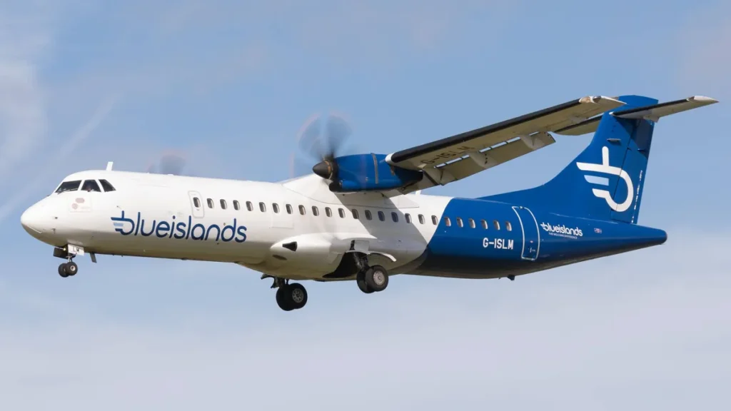 blue-islands-flugzeug-landet-auf-jersey-das-unternehmen-hat-die-kanalinseln-mit-staedten-in-grossbri.webp