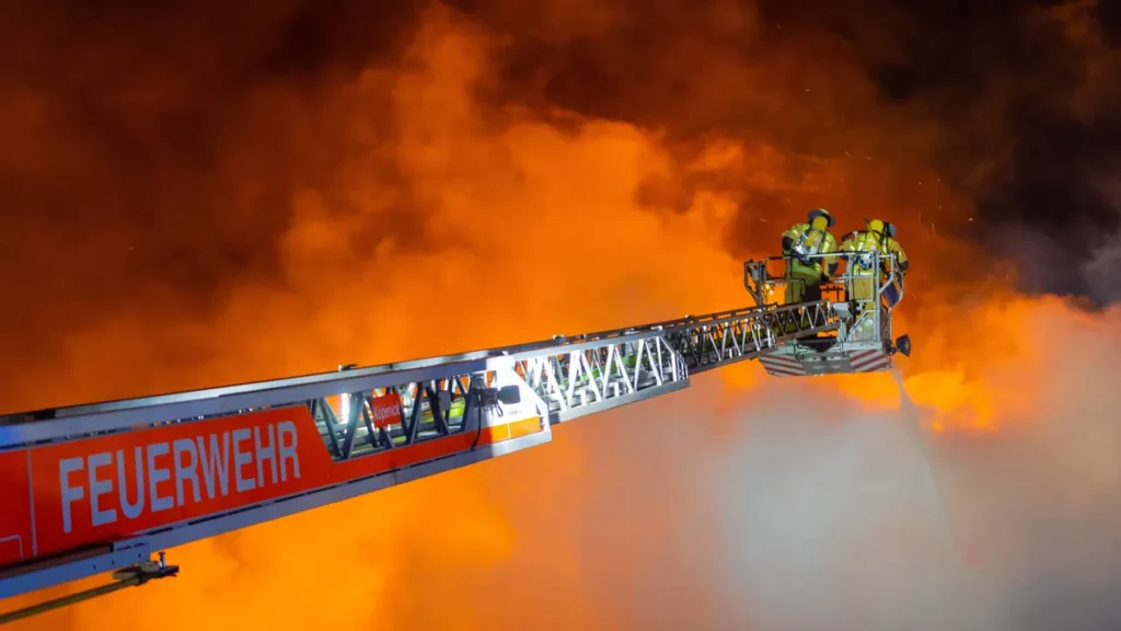 brandbekaempfung-in-grosser-hoehe-symbolbild-wegen-ausfallender-medizintests-sind-berliner-feuerwehr.webp