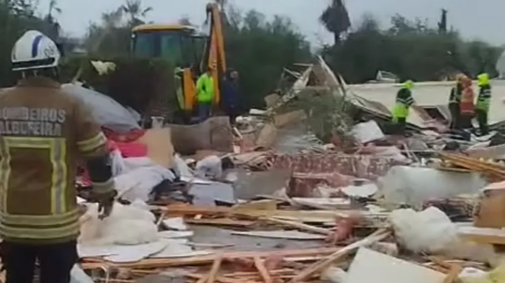 chaos-und-truemmer-nach-dem-mutmasslichen-tornado-in-portugal-im-ferienort-albufeira-starb-eine-tour.webp