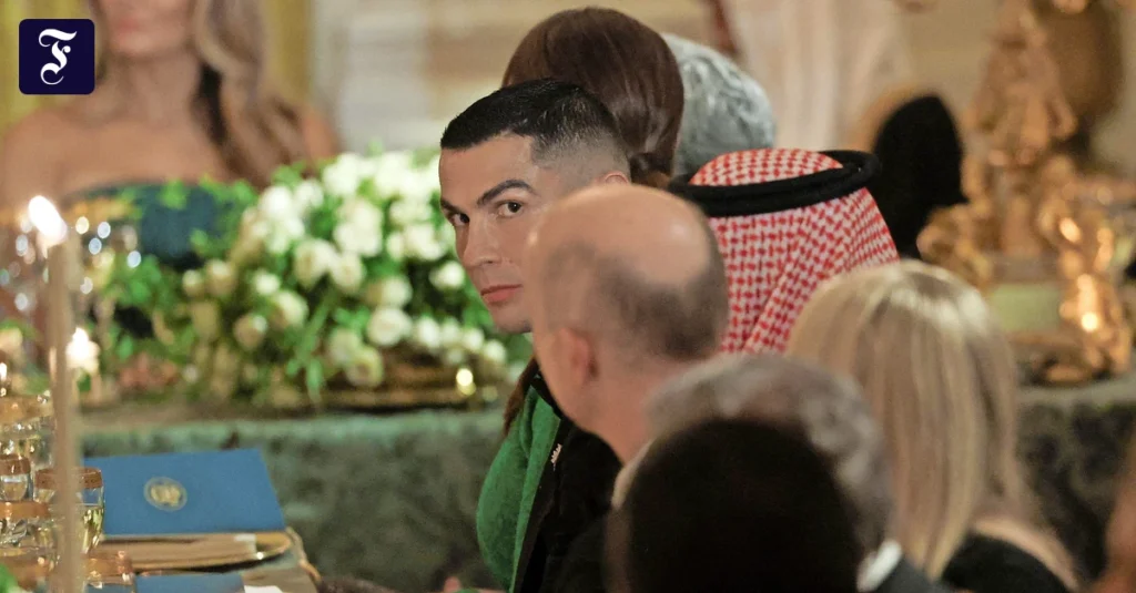 cristiano-ronaldo-bei-tisch.webp.webp