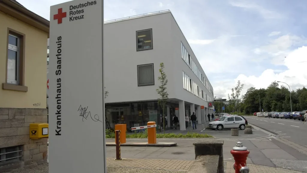 das-krankenhaus-des-deutschen-roten-kreuzes-drk-am-dienstag-10-072007-in-saarlouis-the-german-red-cr.webp