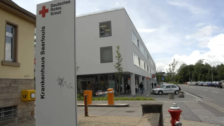 das-krankenhaus-des-deutschen-roten-kreuzes-drk-am-dienstag-10-072007-in-saarlouis-the-german-red-cr.webp