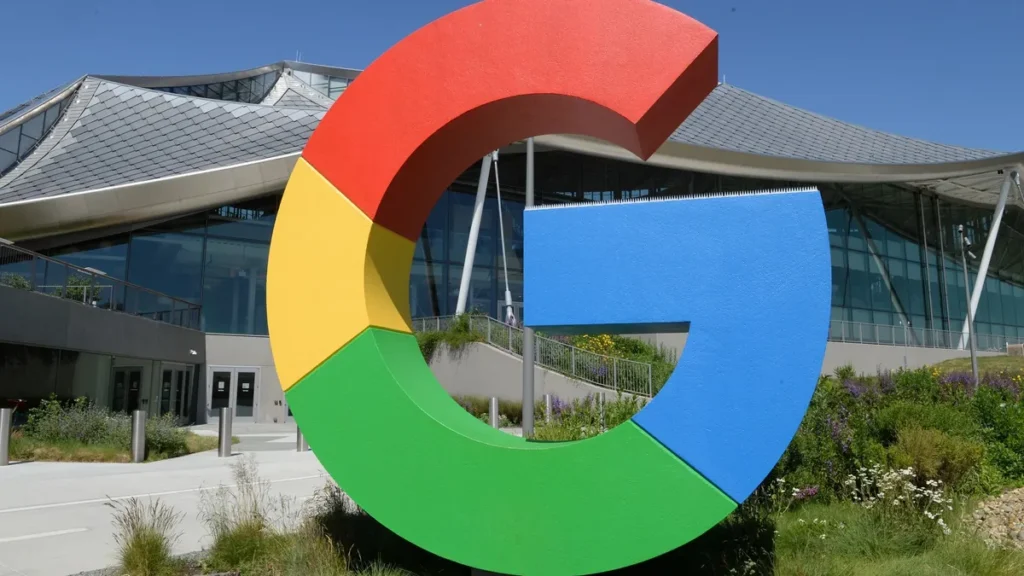 das-logo-von-google-ist-neben-einem-gebaeude-der-konzernzentrale-zu-sehen-zu-dpa-google-greift-chatg.webp