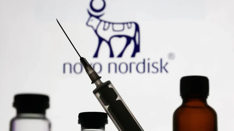 das-logo-von-novo-nordisk-hinter-der-abnehmspritze-fuer-das-unternehmen-laeuft-es-nicht-gut-symbolbi.webp
