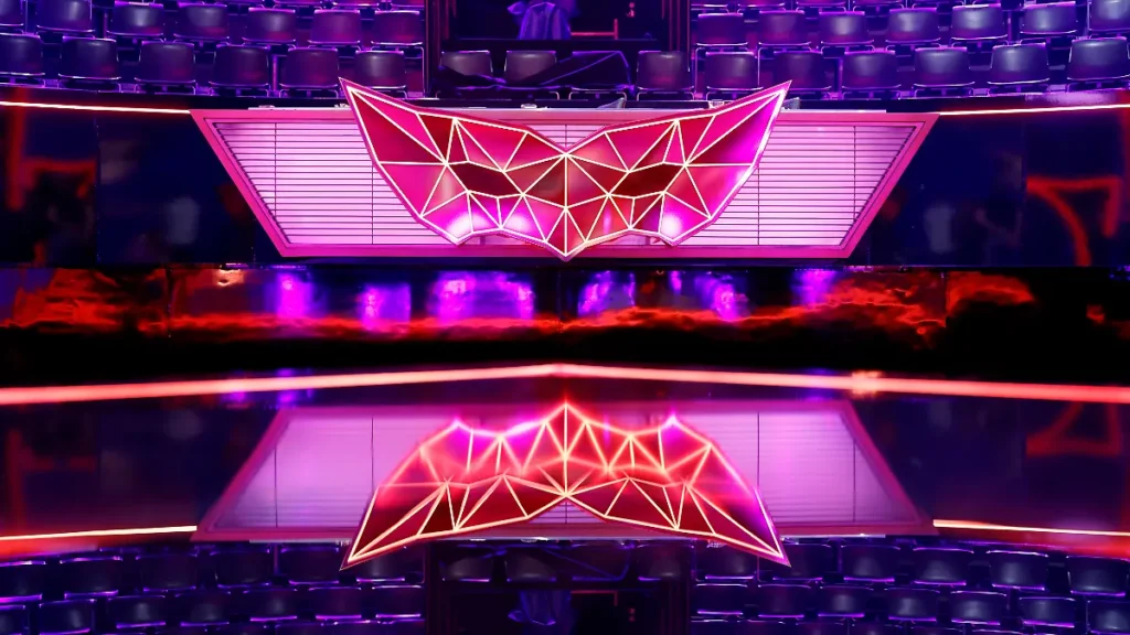 das-pult-mit-den-sitzplaetzen-fuer-das-rateteam-und-dem-logo-der-show-in-der-prosieben-show-the-mask.webp