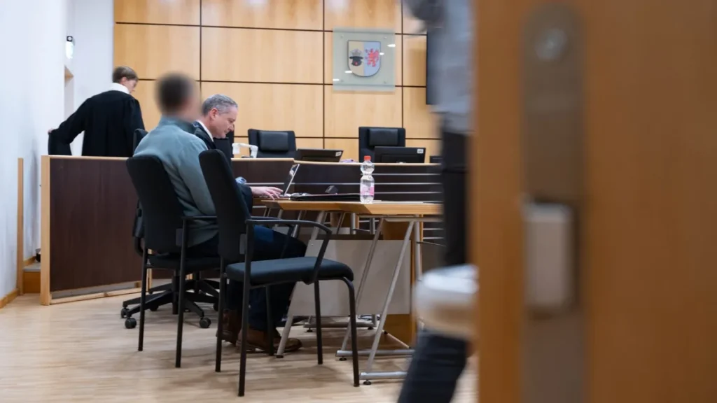 der-angeklagte-l-sitzt-neben-seinem-verteidiger-frank-ackermann-vor-beginn-des-strafverfahrens-im-ve.webp