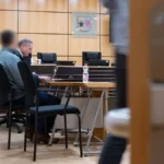 der-angeklagte-l-sitzt-neben-seinem-verteidiger-frank-ackermann-vor-beginn-des-strafverfahrens-im-ve.webp