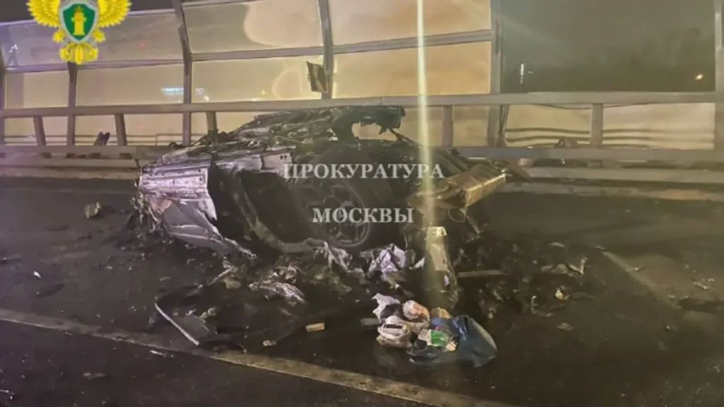 der-verkohlte-lamborghini-zwei-maenner-kamen-bei-dem-unfall-auf-einer-moskauer-autobahn-ums-leben.pn_.webp