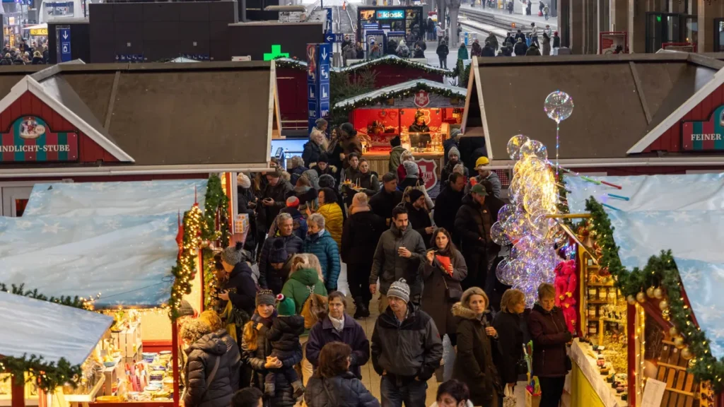 der-weihnachtsmarkt-in-der-halle-des-hauptbahnhofs-zuerich-archivbild-eine-neue-regelung-loest-wut-i.webp