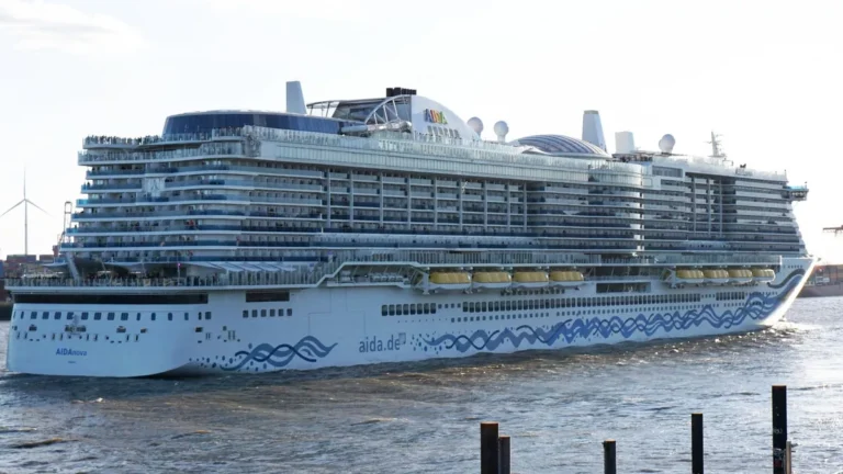 die-aida-nova-im-hamburger-hafen-das-kreuzfahrtschiff-kehrt-erst-im-spaetherbst-in-die-hansestadt-zu.webp