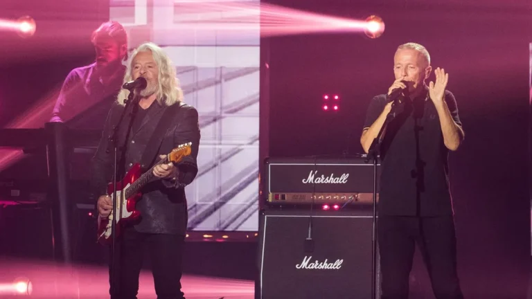 die-band-tears-for-fears-mit-roland-orzabal-l-und-curt-smith-spielen-waehrend-der-verleihung-des-deu.webp